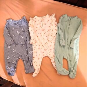 3 Old Navy Onesies Sz 0-3 Months